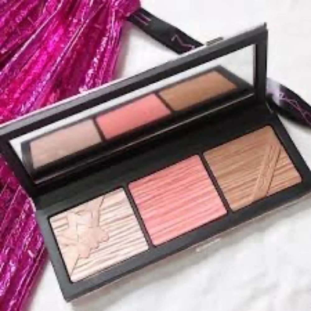 MAC SHINY PRETTY THINGS FACE COMPACT IN FA…